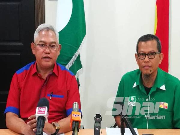 Ahli Parlimen Tanjung Karang, Tan Sri Noh Omar (kiri) bersama Pesuruhjaya Pas Selangor Datuk Dr Ahmad Yunus Hairi ketika sidang akhbar Muafakat Nasional di Bangunan Umno Selangor hari ini.