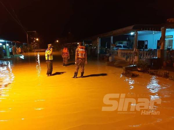 Keadaan banjir kilat di Taman Anggerik, Beruas semakin surut sejak jam 12.30 malam tadi.