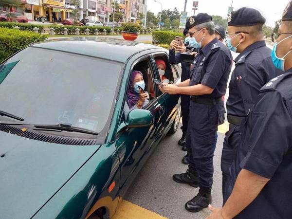 Mohammad semasa membuat pemeriksaan rentas negeri pagi tadi. - Foto Polis NS