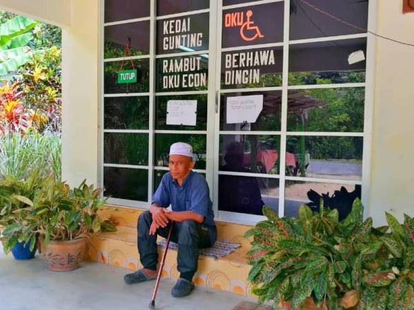 Wan Razali termenung memikirkan masa depan selepas kedai gunting terpaksa ditutup hampir dua bulan.