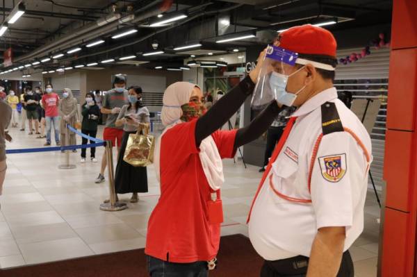 Pekerja Pasaraya juga perlu memakai topeng penutupan muka dan mulut serta pelindung muka bagi memastikan keselamatan diri.