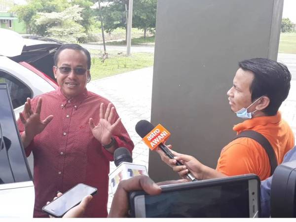 Samsuri (tengah) enggan mengulas panjang ketika ditemui media di Kompleks Pas Kedah hari ini.