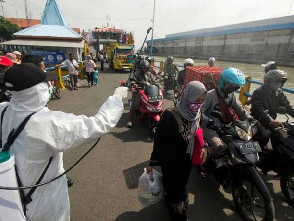 Jumlah kes positif koronavirus (Covid-19) di Indonesia terus meningkat kepada 14,032 kes dengan angka kematian kini 973 orang.- Foto Reuters