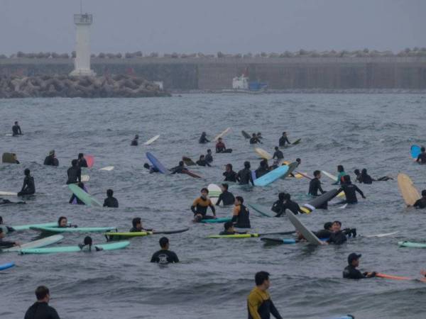 Orang ramai beriadah di pantai Jukdo berhampiran Sokcho di Korea Selatan selepas keadaan kembali normal untuk kebanyakan aktiviti di negara itu. - FOTO: AFP