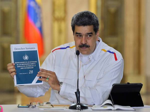 Maduro ketika membuat pengumuman di Caracas tentang penahanan tiga lagi askar upahan yang didakwa cuba untuk menggulingkan beliau. - Foto AFP