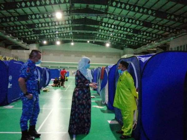 Halizah ketika meninjau perkembangan penghuni PPG di Arena Badminton Perak hari ini.