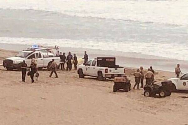 Kru penyelamat tiba di pesisiran pantai sejurus selepas kejadian dengan kenderaan polis dan ambulans.