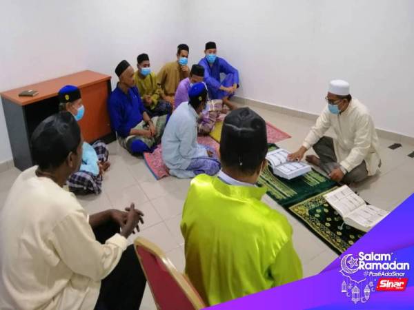 Sebahagian penghuni PPG Muslim yang mengikuti kelas mengaji kendalian Pegawai Tadbir Agama Daerah Ipoh, Asyraf Ismail. 