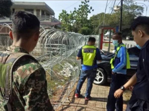 Pasukan keselamatan melakukan rondaan di kawasan PKPD Pasar Jalan Othman, Petaling Jaya.