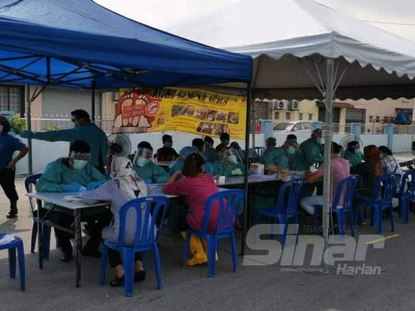 Sebahagian peniaga dan pekerja pasar awam di Sabak Bernam menjalani ujian swab Covid-19 di sini semalam.