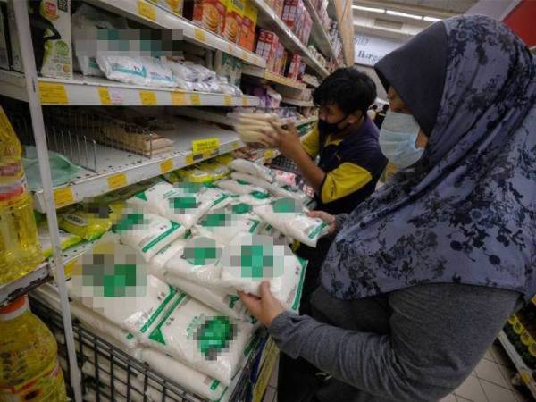 Seorang wanita memakai penutup hidung dan mulut ketika membeli barangan keperluan harian sebagai langkah pencegahan susulan penularan Covid-19 di Pasaraya Mydin Ayer Keroh baru-baru ini. - Foto fail Bernama