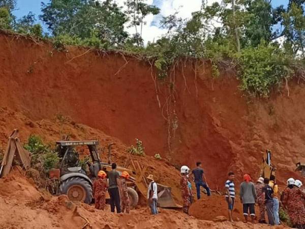 Kerja-kerja mencari dan menyelamat mangsa sedang dijalankan di lokasi kejadian (foto: Ihsan IPD Hulu Terengganu)