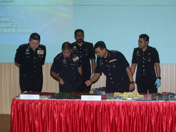 Ayob( dua dari kanan) melihat dadah yang dirampas pada sidang akhar di Ibu Pejabat Polis Johor hari ini.