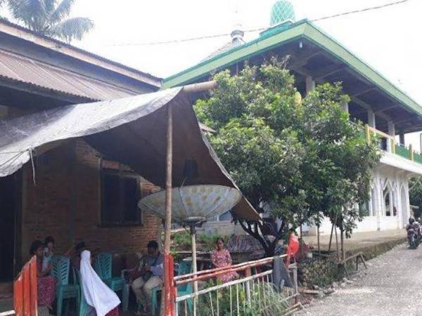 Kelihatan Masjid Baburrahman yang terletak bersebelahan rumah Rudi di Tana Ejaya, Sulawesi Selatan, Indonesia.