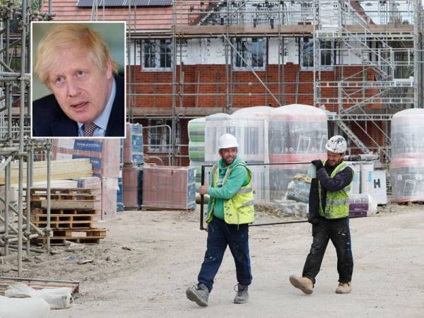 Pekerja dalam sektor pembinaan di UK akan kembali bekerja pada minggu ini. Gambar kecil: Boris Johnson. - FOTO: AFP