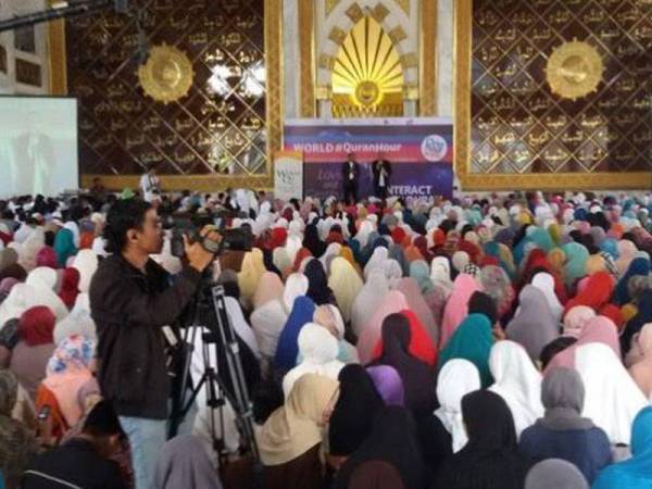 Lebih 3,000 jemaah memenuhi ruang Masjid Agung Trans Studio Mall, Kota Bandung bagi menyokong program World #QuranHour pada tahun 2016.