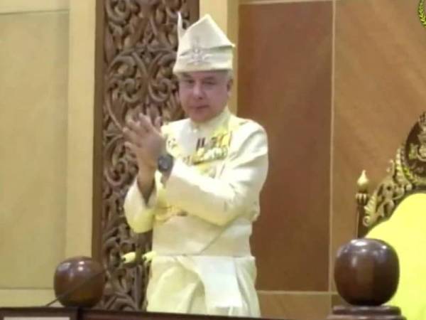 Sultan Nazrin berdiri bersama-sama warga Dewan Negeri Perak memberikan tepukan penghargaan kepada petugas barisan hadapan ketika Perasmian Mesyuarat Pertama Tahun Ketiga Dewan Negeri Perak ke-14 di Dewan Negeri, Bangunan Perak Darul Ridzuan, di sini, hari ini.