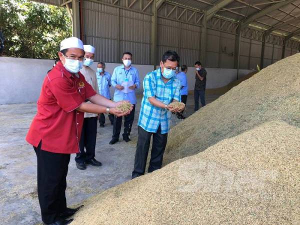 Nik Roslan (empat dari kanan) mengiringi Che Abdullah (kiri) yang hadir sempena lawatan kerja ke PPK Sri Gunong semalam.