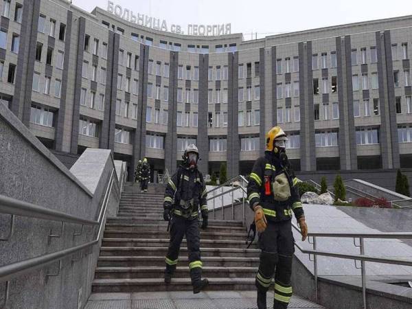 Pasukan bomba keluar dari Hospital Saint George di Rusia. - Foto: Agensi