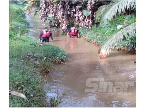 Anggota bomba meneruskan operasi mencari dan menyelamat kanak-kanak perempuan yang dipercayai lemas dekat Kampung Parit Bugis, Panchor, Muar hari ini.