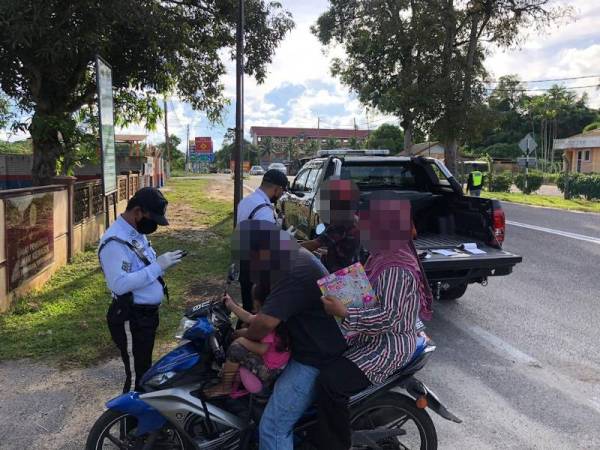 Antara individu yang ditahan untuk pemeriksaan. - Foto IPD Kemaman