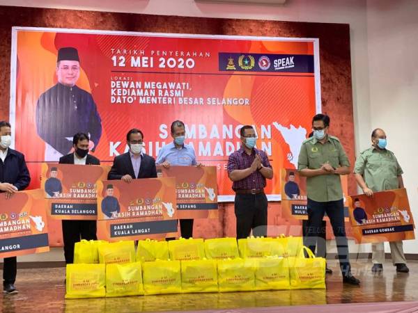 Amirudin (tiga dari kanan) ketika Majlis Penyerahan Sumbangan Kasih Ramadan anjuran Pemadam Negeri Selangor dengan kerjasama AADK Negeri Selangor di Dewan Megawati, Kediaman Menteri Besar Negeri Selangor hari ini.