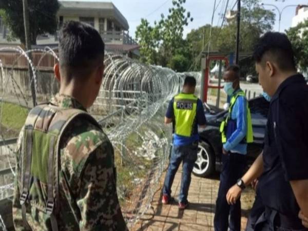 Petugas keselamatan melakukan rondaan di kawasan PKPD Pasar Jalan Othman, Petaling Jaya.