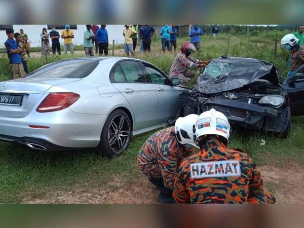 Anggota bomba sedang membantu menyelamat dan mengeluarkan mangsa dari kereta Proton Persona dalam kemalangan di Jalan kampung Kemuning Pulau Sebang, Alor Gajah petang tadi.