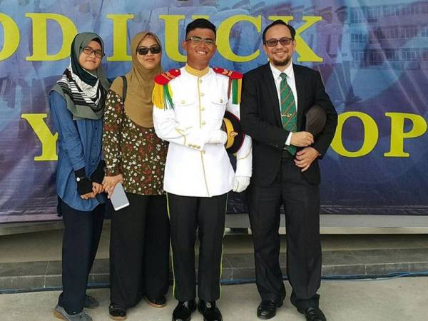 Dr Johari bersama keluarga dan anak lelakinya, Mikhael (dua dari kanan) turut mengikut jejak langkah beliau dengan melanjutkan pembelajaran di Tentera Diraja (MTD), Sungai Besi, Kuala Lumpur.