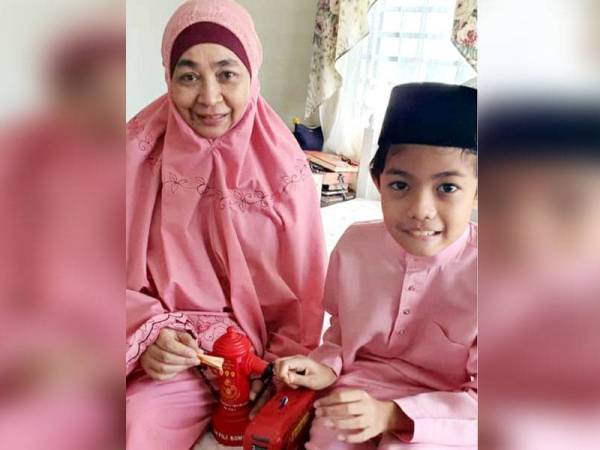 Isteri Adnan, Norlidza bersama anak bongsu mereka, Muhammad Amzar Syuib memasukkan wang ke Tabung Sedekah Subuh pada setiap hari.