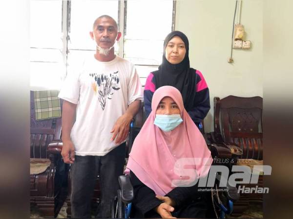 Ariffin bersama isteri dan anak sulungnya di rumah mereka di Kampung Banting.