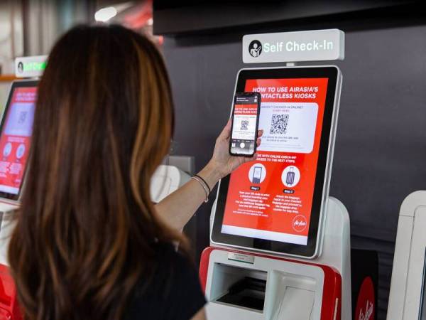 Kiosk tanpa sentuhan boleh didapati di semua lapangan terbang yang beroperasi di seluruh Malaysia, Thailand, Filipina, Indonesia dan Jepun mulai hari ini. - Foto AirAsia Newsroom