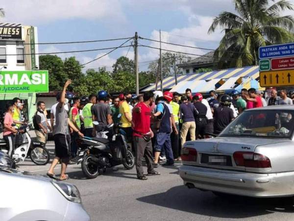 Gambar kekecohan dilokasi yang tular di laman sosial Facebook pada hari kejadian (Foto: ihsan pembaca)