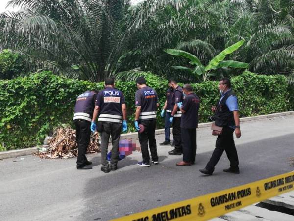 Unit Forensik PDRM menjalankan siasatan mayat lelaki yang ditemui tertiarap dengan kesan pendarahan di hidung dan telinga di Kampung Koh hari ini.
Foto: pembaca