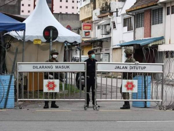 Anggota polis.dan tentera sedang bertugas di lokasi Jalan Othman, di sini.