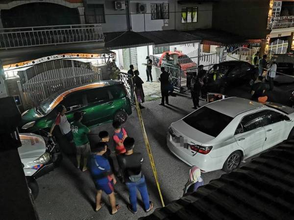 Polis melakukan siasatan kes seorang lelaki warga asing ditemukan terbaring dengan beberapa kesan tikaman di hadapan rumahnya di Permas Jaya, Johor Bahru.