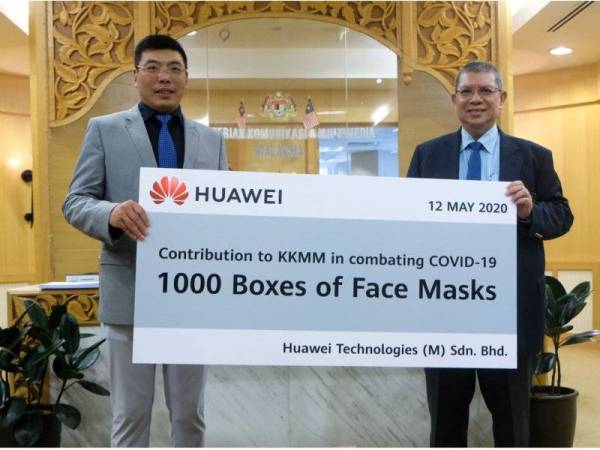 Menteri Komunikasi dan Multimedia, Datuk Saifuddin Abdullah menerima sumbangan pelitup muka daripada Huawei Technologiest (M) Sdn Bhd yang disampaikan oleh Ketua Pegawai Eksekutifnya, Michael Yuan (kiri) di Kementerian Komunikasi dan Multimedia hari ini. - Foto Bernama