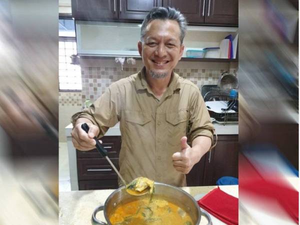 Razali menunjukkan gulai berempah ikan yu yang dimasaknya.