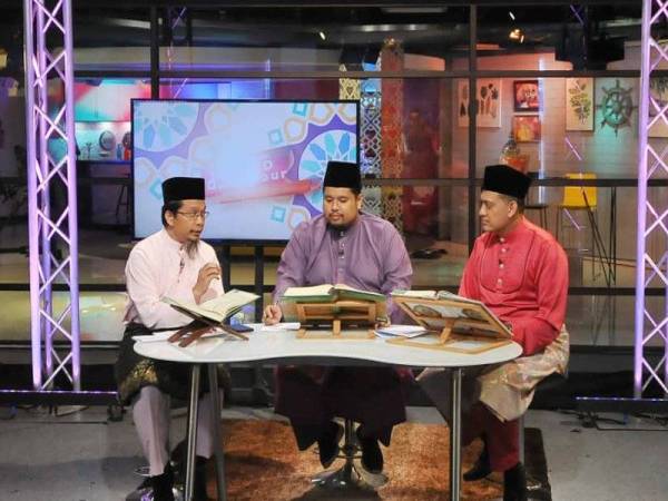 Dari kiri: Fazrul, Ahmad Tirmizi dan Ahmad Tarmizi berdiskusi pada program World #QuranHour disiarkan secara langsung dari studio TV Alhijrah, Kuala Lumpur semalam.