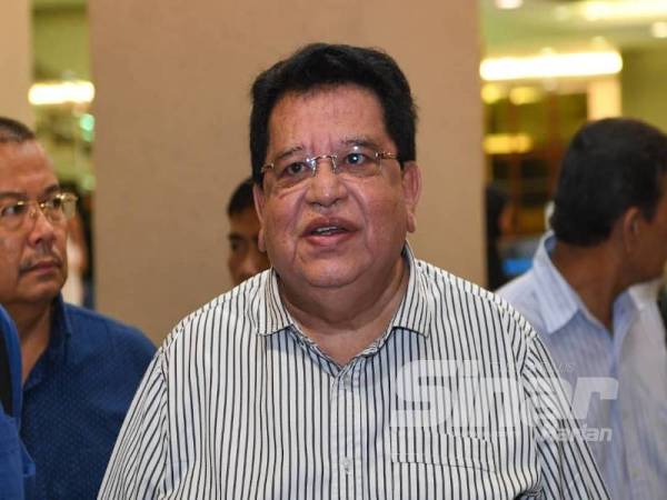 Bekas Menteri Wilayah Persekutuan, Datuk Seri Tengku Adnan Tengku Mansor ketika hadir ke mahkamah atas dakwaan menerima suapan RM2 juta daripada seorang ahli perniagaan di Mahkamah Tinggi Kuala Lumpur. - Foto SHARIFUDIN ABDUL RAHIM