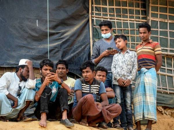 Keadaan kem yang sesak dan tidak dilengkapi sistem kebersihan menyebabkan hampir sejuta pelarian Rohingya berisiko dijangkiti Covid-19. - Foto AFP