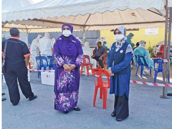 Dr Nor Azimi (kiri) turut hadir meninjau ujian saringan Covid-19 di Pasar Borong Gong Pauh. - Foto JKNT 