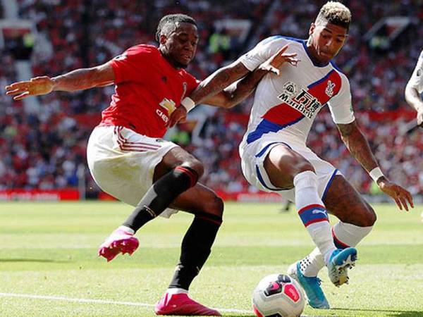 Van-Aanholt (kanan) cuba melepasi Bissaka pada aksi EPL.