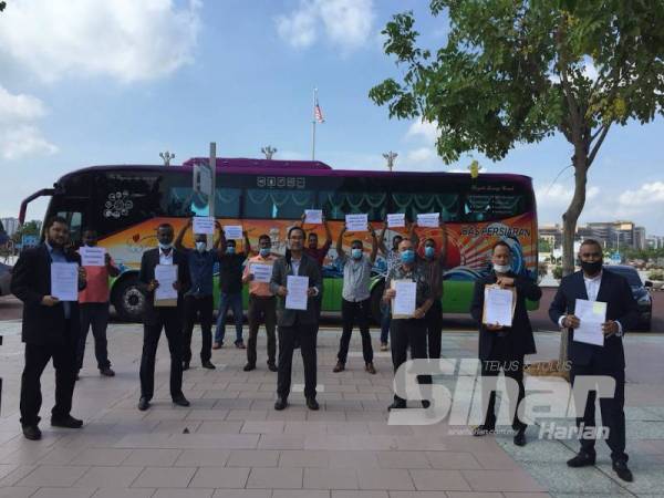 Wakil syarikat pengusaha bas persiaran bergambar selepas menghantar surat kepada enam kementerian di Putrajaya.