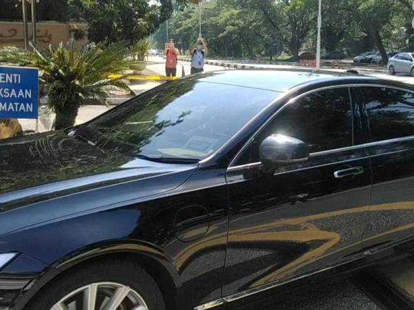 Kenderaan membawa Mukhriz tiba jam 4 petang untuk mengadap Sultan Sallehuddin di Wisma Darul Aman.