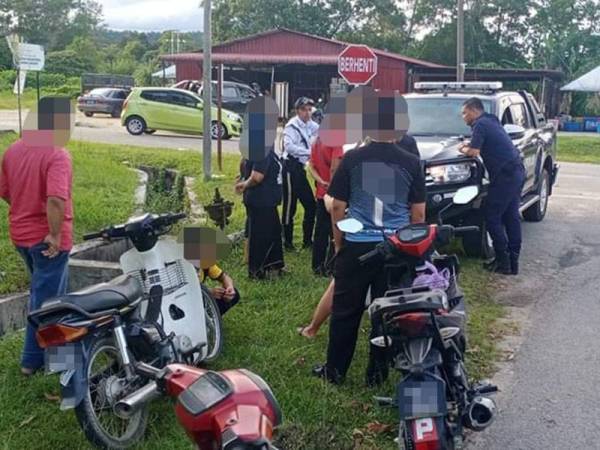 Antara individu yang disaman kerana tidak memakai topi keledar. (Gambar: IPD Kemaman)