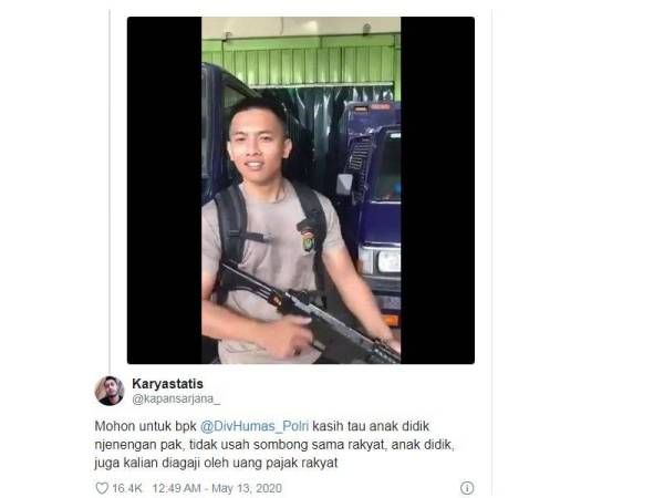 Tangkap layar video anggota polis itu menayangkan senjata api yang tular di laman Twitter.