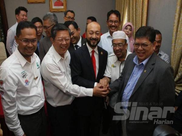 Mukhriz ( tengah) bersama ADUN dari PH Kedah yang menyatakan sokongan terhadapnya pada 27 Februari lalu apabila berlaku peralihan kuasa di peringkat Pusat.