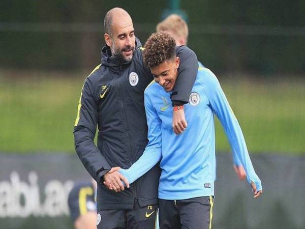 Tindakan Guardiola (kiri) melepaskan Sancho tiga tahun lalu dikatakan sebagai kerugian kepada pasukan Manchester City. 