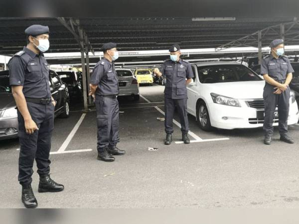 Abd Rahim (dua dari kanan) berbual bersama Ketua Polis Daerah Kuala Selangor, Superintendan Ramli Kasa (dua dari kiri) pada lawatan kerja ke Pengkalan Pemantauan PKPB di Kuala Selangor petang semalam.